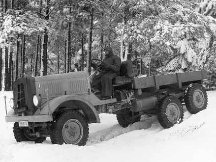 1940年德国军队进行冬季试验的“Einheitsdiesel”（统一柴油）全轮驱动车辆
