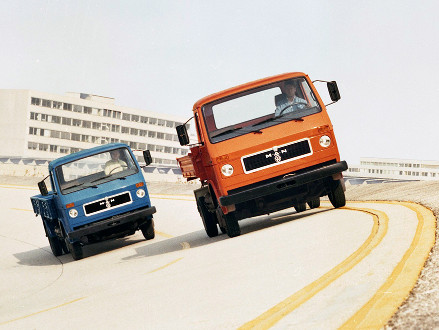 1981年，两辆正在路测的MAN-VW G90s卡车