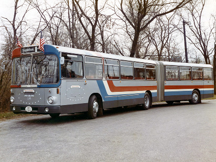 一辆链接的曼恩 SG 192公交车行驶在美国的道路上