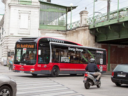 曼恩混动公交车行驶在欧洲城市街道